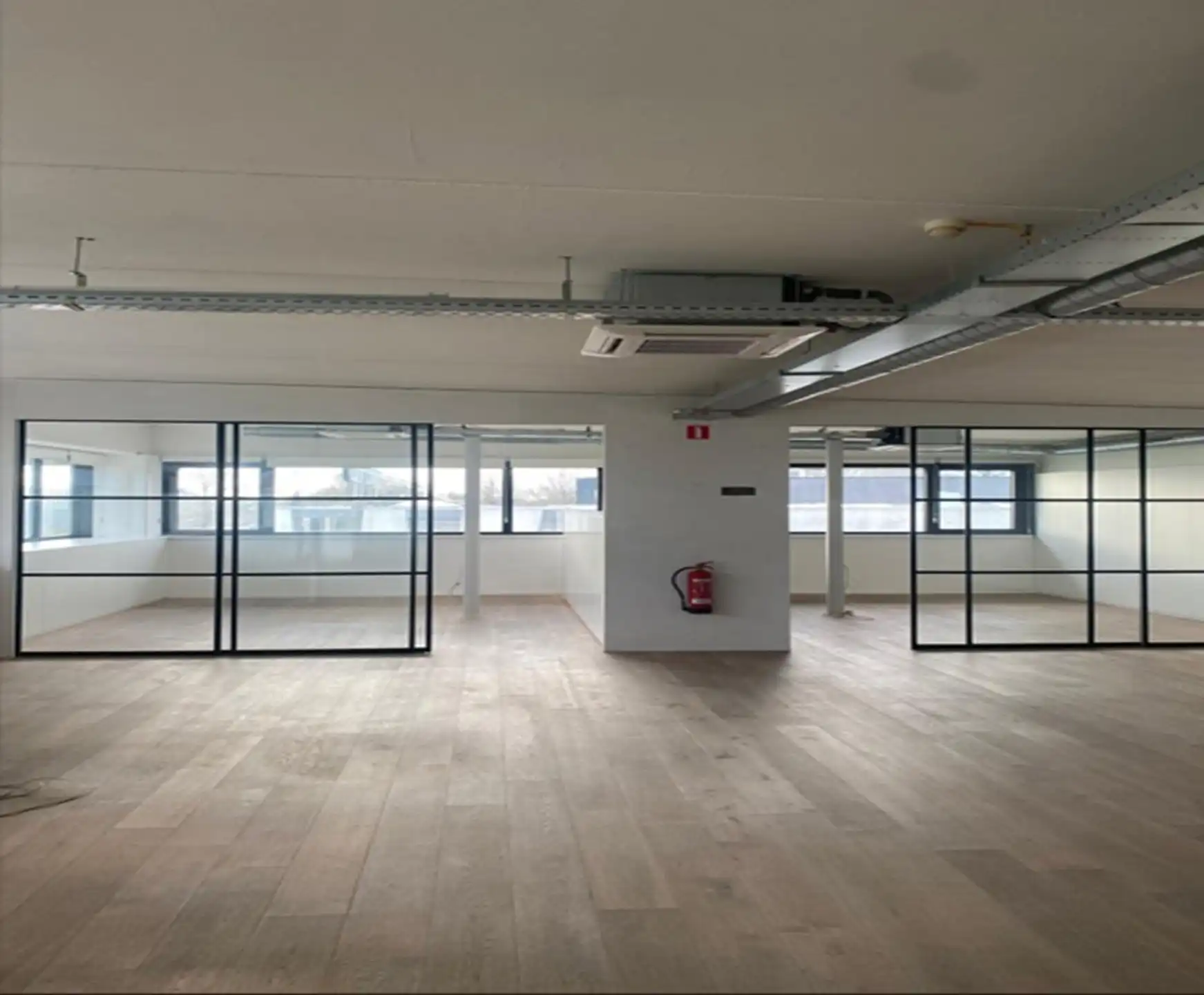 Kantoorruimte van 190 m² op toplocatie Westpoort Zwijndrecht foto 2