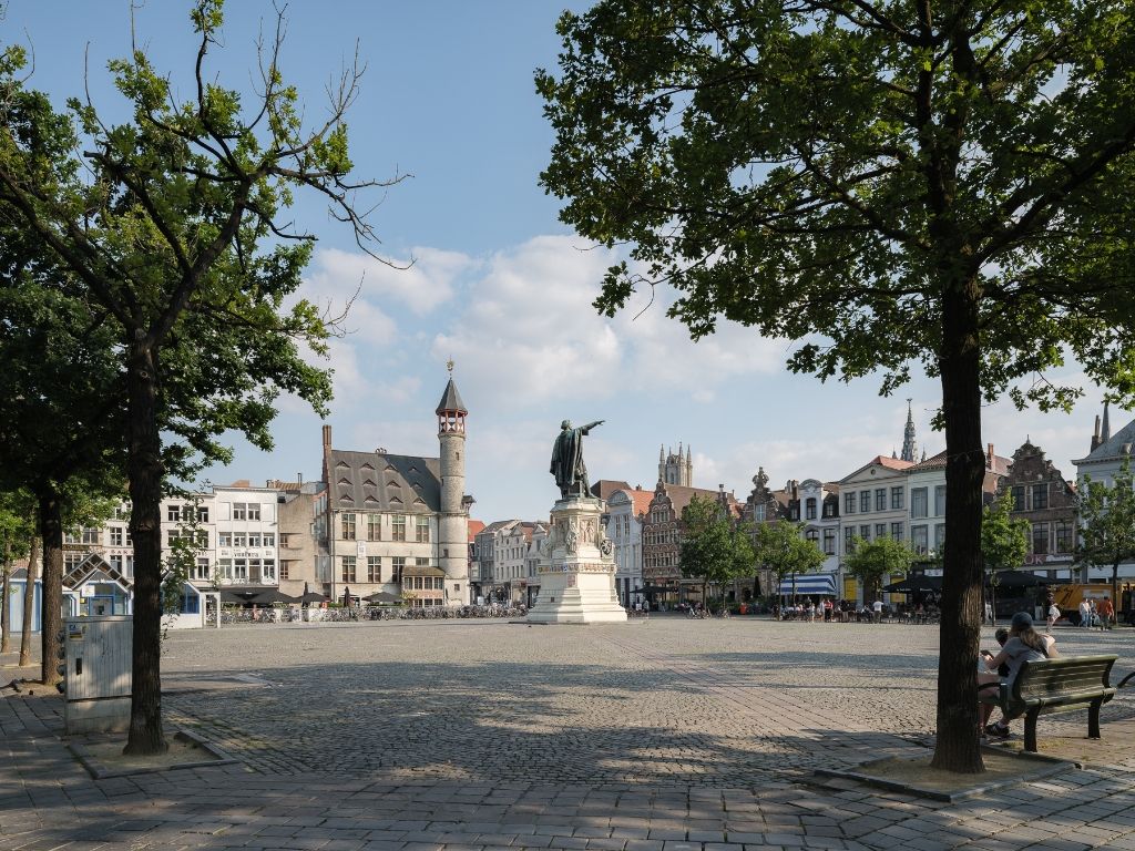 Unieke triplex woning met lift en terras en zicht op de Vrijdagmarkt foto 17