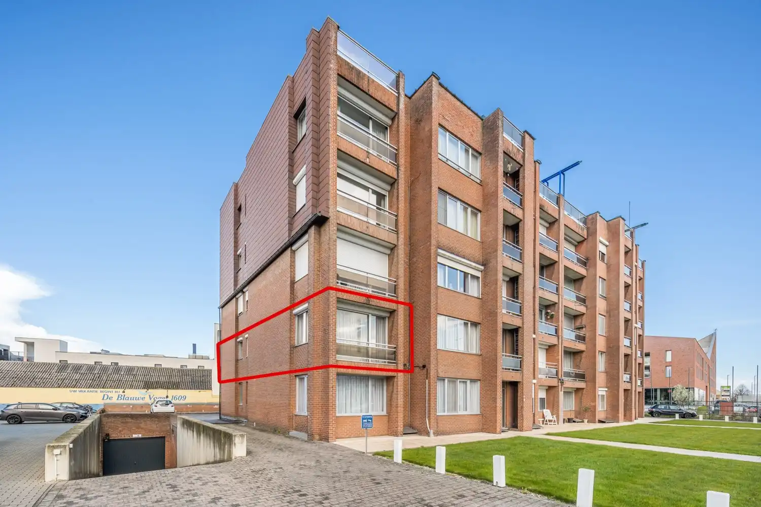 Gunstig gelegen appartement met 2 slaapkamers en 2 autostaanplaatsen foto {{pictureIndex}}