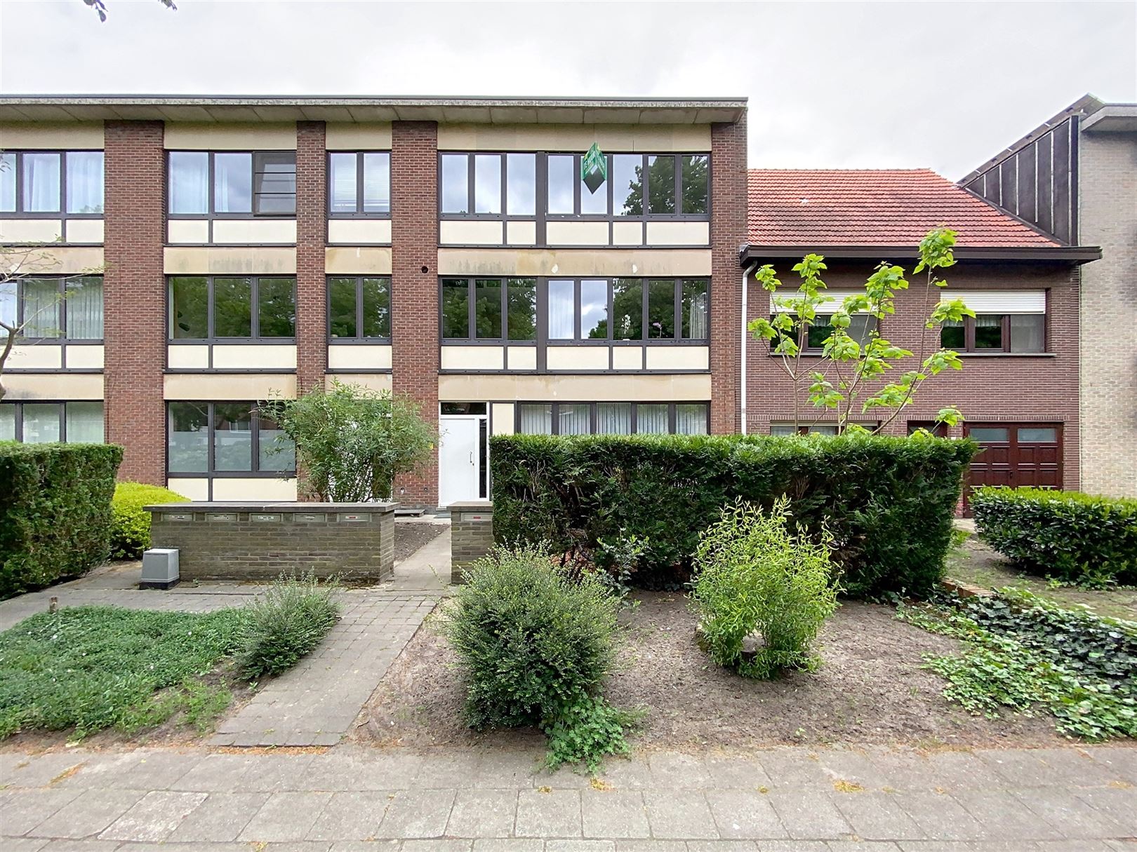 Instapklaar appartement met terras te Brasschaat  foto {{pictureIndex}}