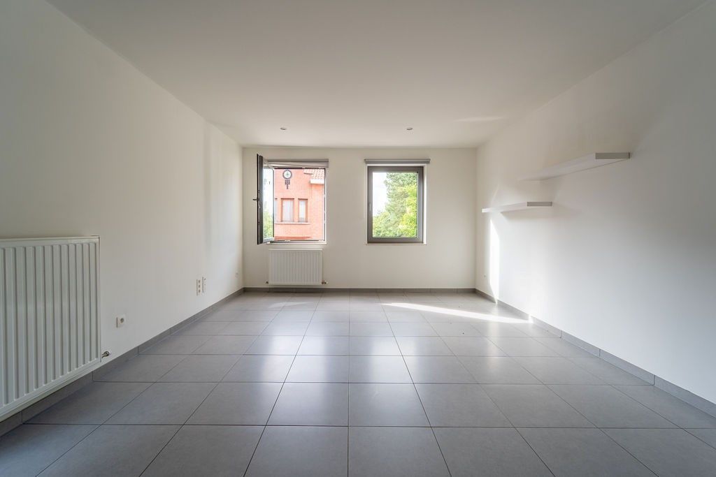 GUNSTIG GELEGEN 2 SLAAPKAMER APPARTEMENT 94 M² MET ONDERGRONDSE AUTOSTANDPLAATS EN KELDERBERGING IN HET CENTRUM VAN ZOLDER foto 4