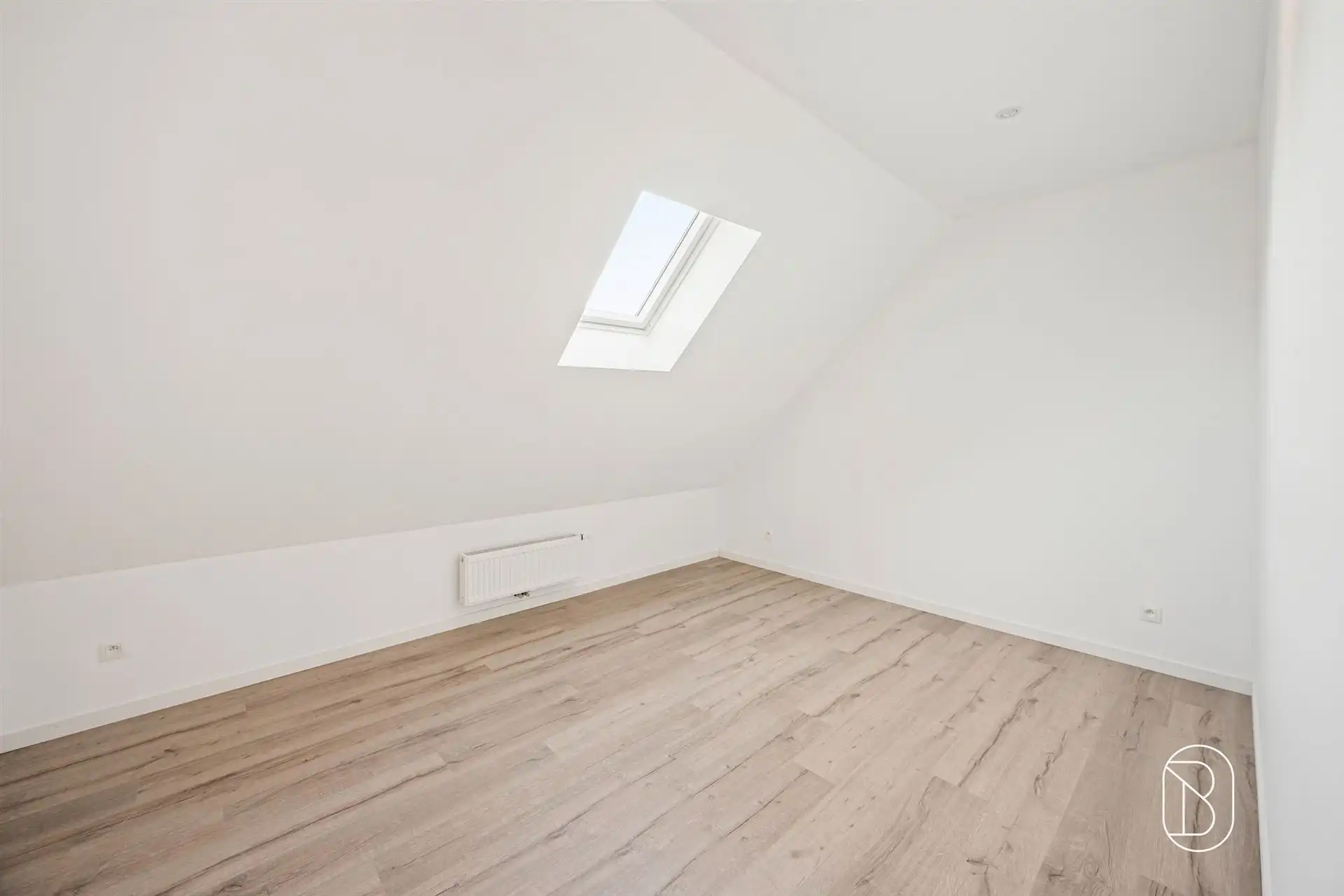 Volledig vernieuwde woning met 4 slk & tuin foto 12