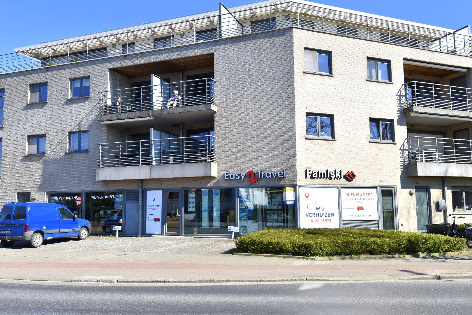 Commercieel pand geschikt voor gelijkvloers wonen, te koop in Gullegem foto {{pictureIndex}}