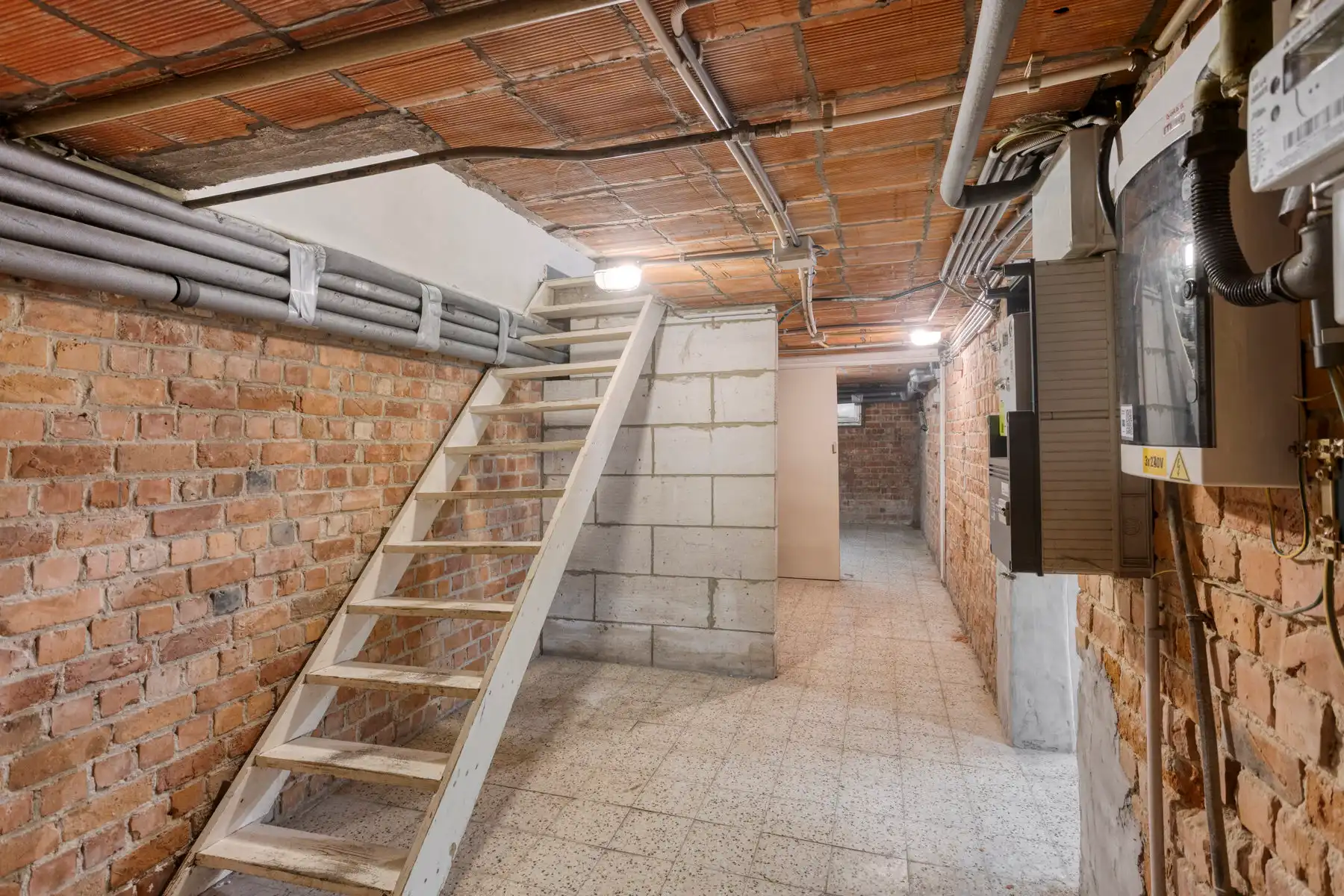 Goed gelegen woning met 4 slaapkamers, tuin en garage foto 20