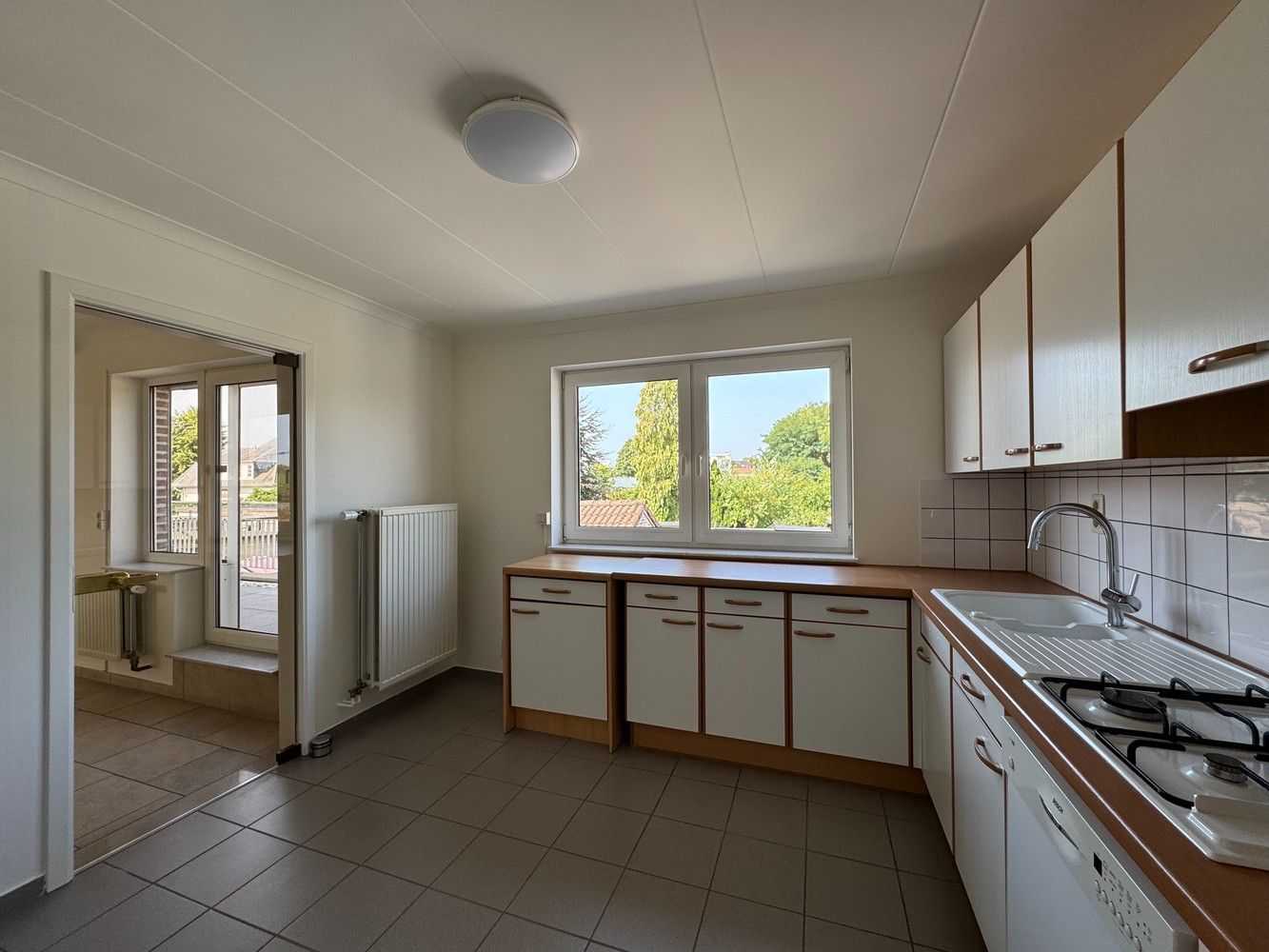 Zeer ruime huurwoning met o.a. 3 slpks en garage foto 5