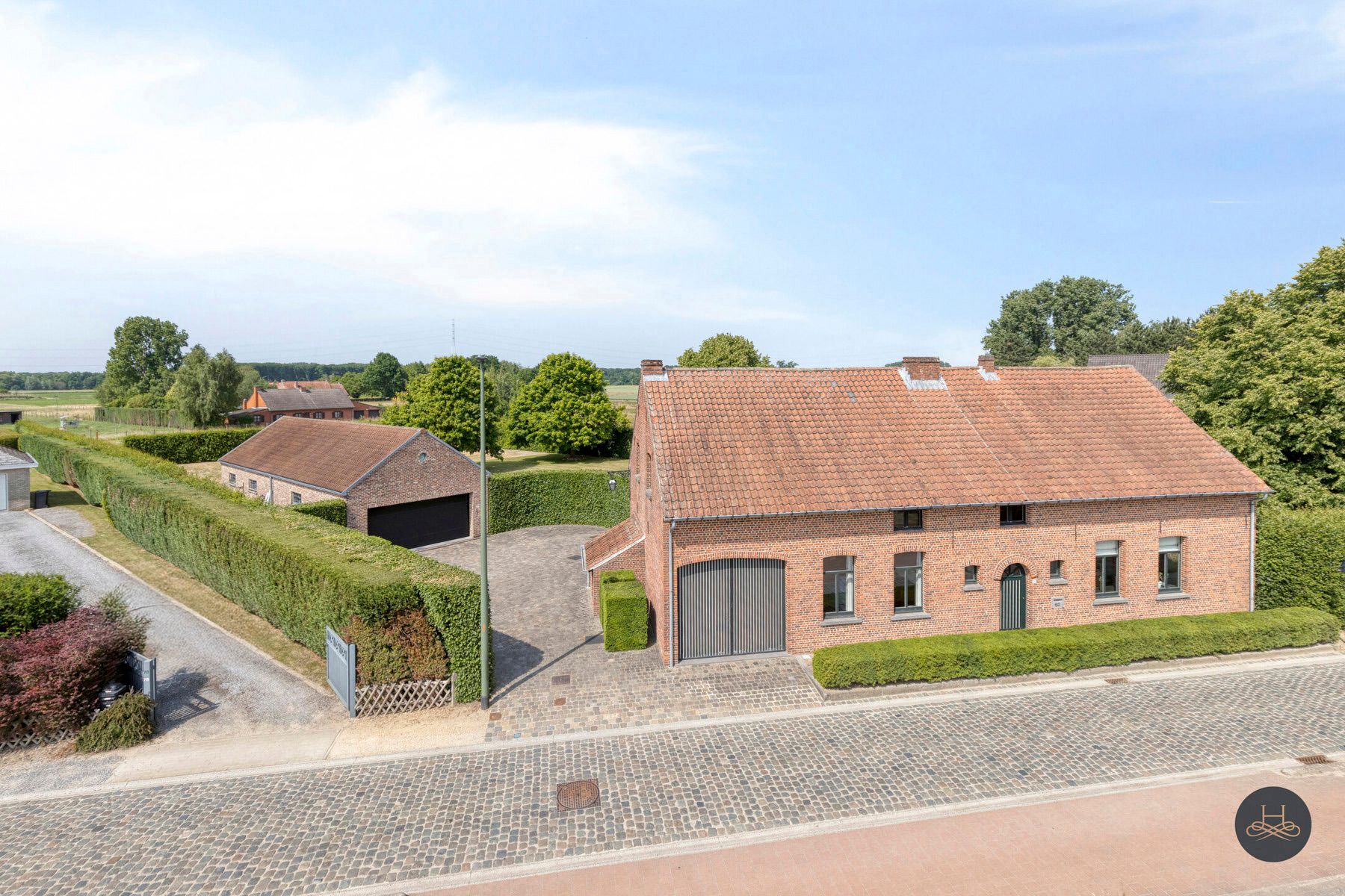 Hoofdfoto van de publicatie: Authentieke villa met multifunctioneel bijgebouw op 46 are