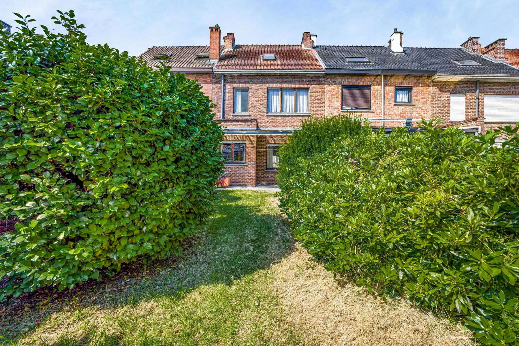 Goed gelegen woning met 4 slaapkamers en garage foto 2