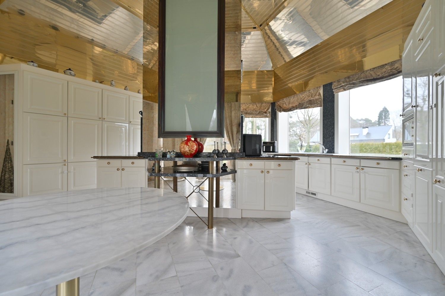 Villa met een uniek, eigentijds ontwerp, fraai gelegen op een perceel van 45a (4.500 m²) in een van de mooiste lanen van Lanaken in villawijk Goudkust te Neerharen foto 11