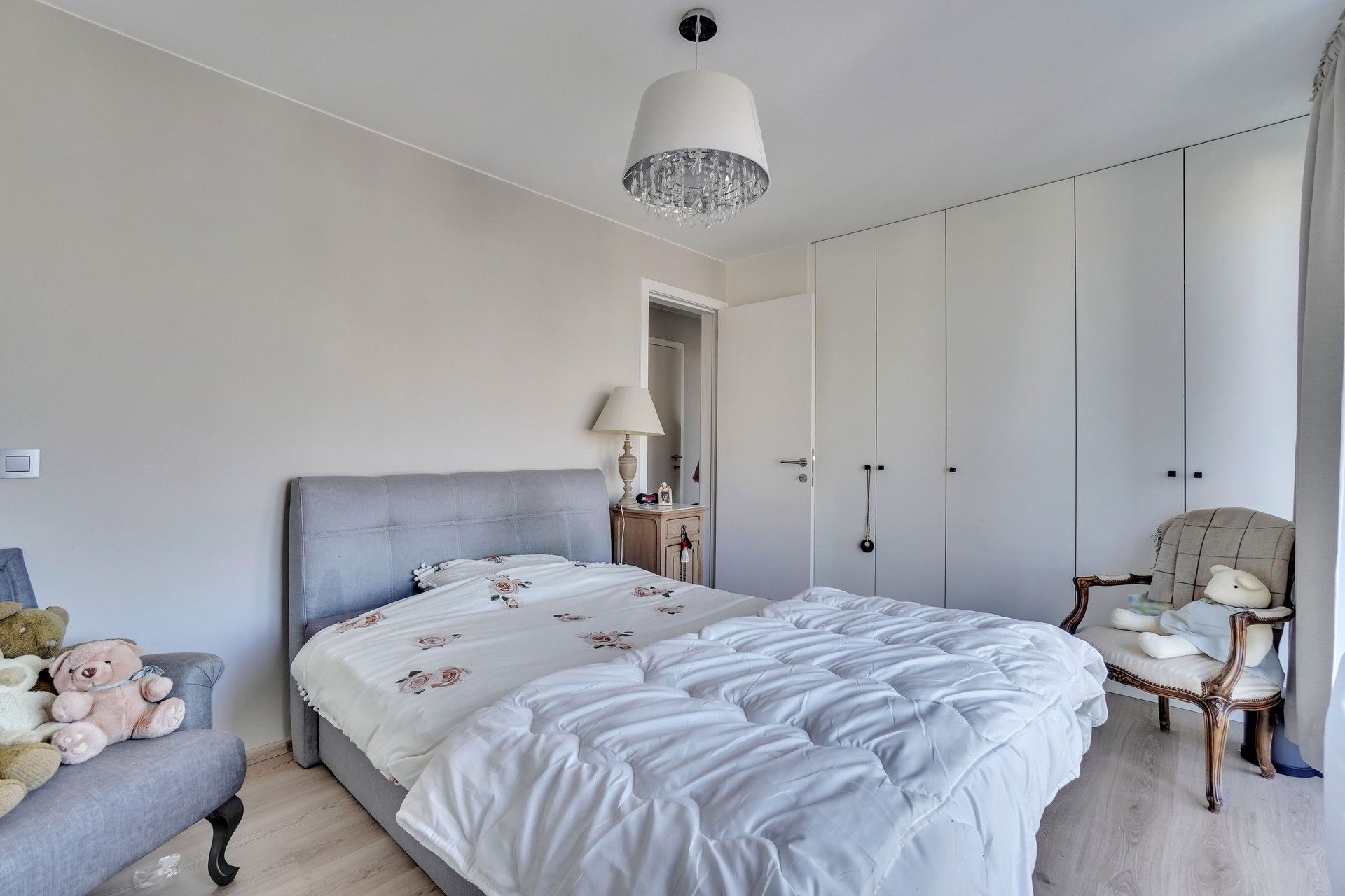 Instapklaar, lichtrijk dakappartement met 2 slaapkamers, terras en parking. foto 10