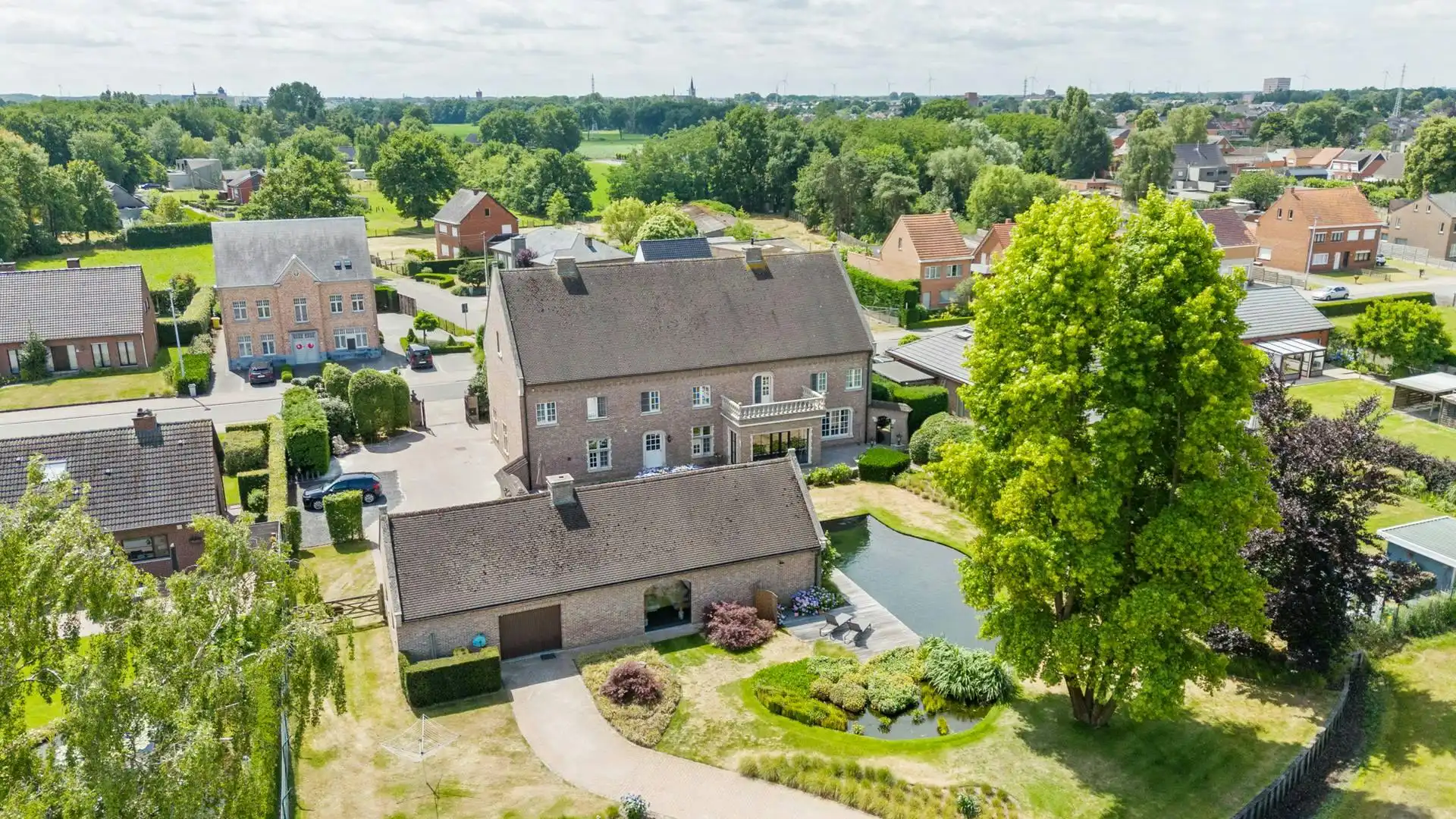 Villa met praktijkruimte en weilanden te koop in Geel foto {{pictureIndex}}