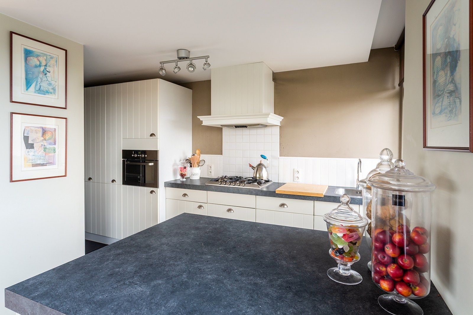Instapklaar hoekappartement (150 m²) met veel lichtinval op de zevende verdieping foto 7