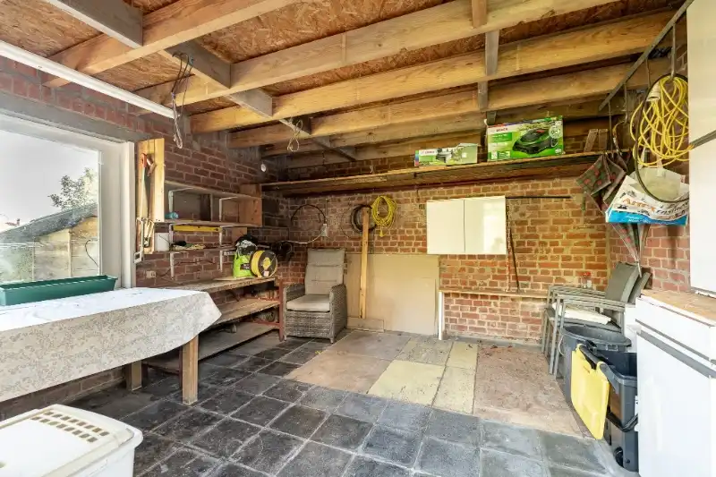 Ruime woning met tuin, 2 garages en 4 slaapkamers. foto 13