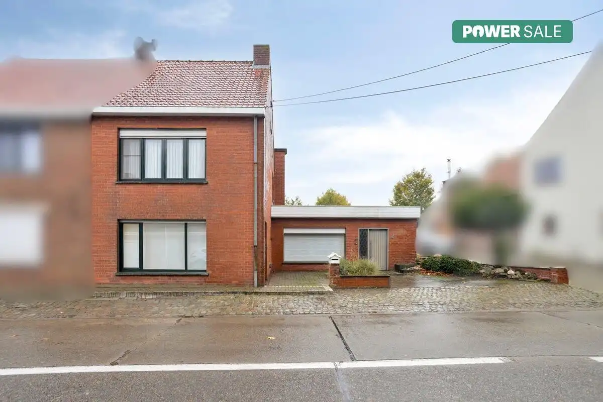 Hoofdfoto van de publicatie: Te renoveren huis te koop met garage in Aartrijke