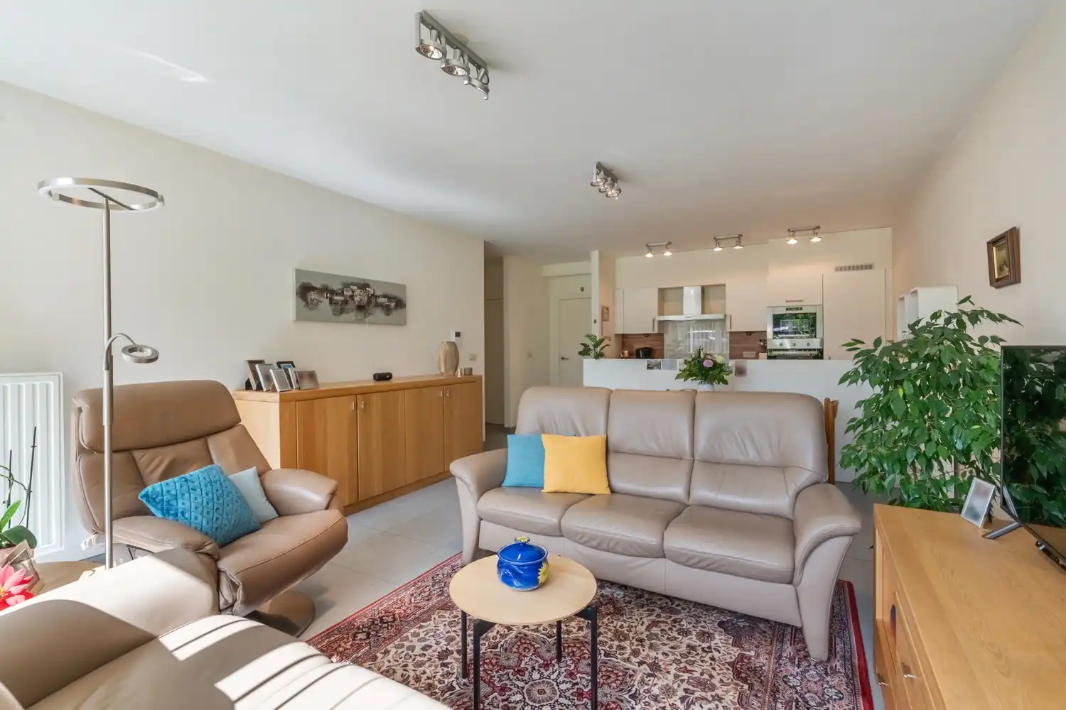 Goed onderhouden gelijkvloersappartement met 2 slaapkamers, ondergrondse autostaanplaats en kelder te Linden ! foto 3