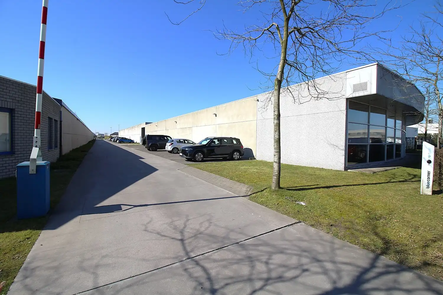 bedrijfsgebouw | 960m² showroom, kantoren en 840m² magazijnruimte. foto 4