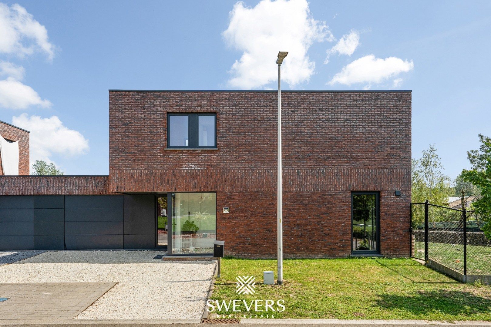 Recente, instapklare en energiezuinige woning op rustige straat te Kortessem foto {{pictureIndex}}