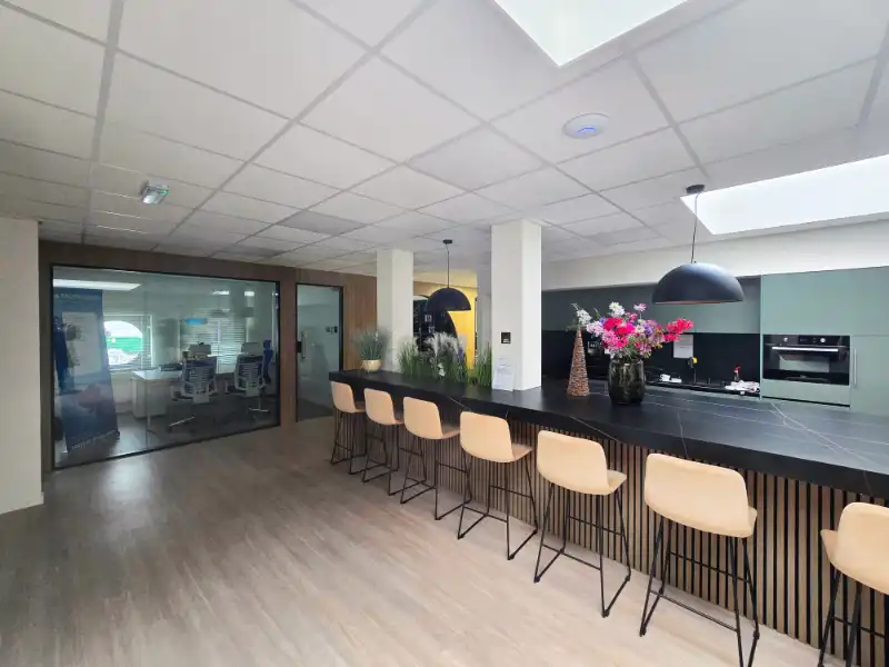 Magazijn met kantoren te huur foto 3