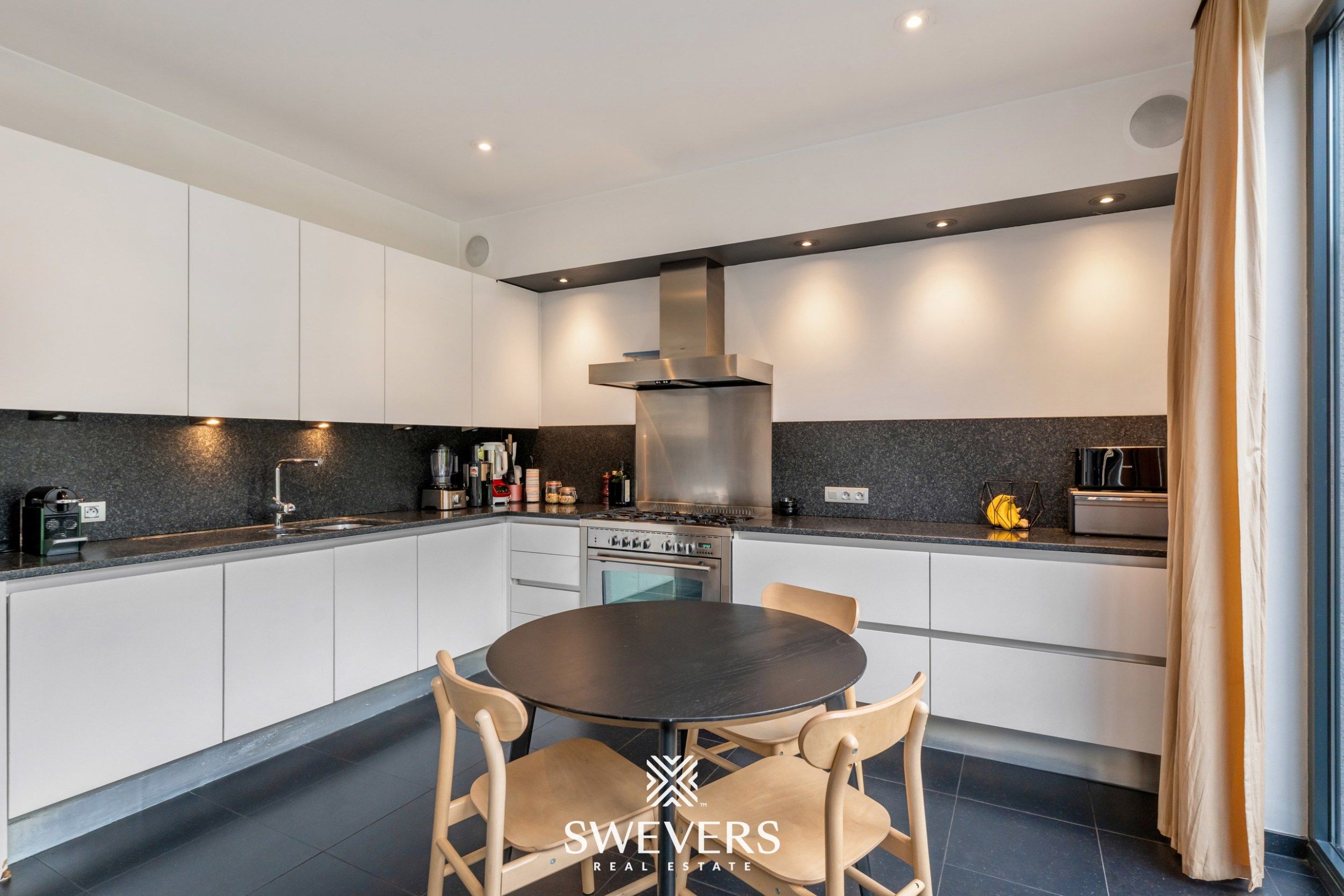 Totaal gerenoveerde karaktervolle woning met zicht op groen foto 15