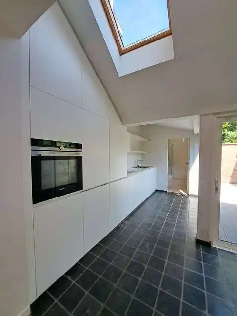 Gerenoveerde woning met TERRAS te huur in Centrum Brugge foto 3