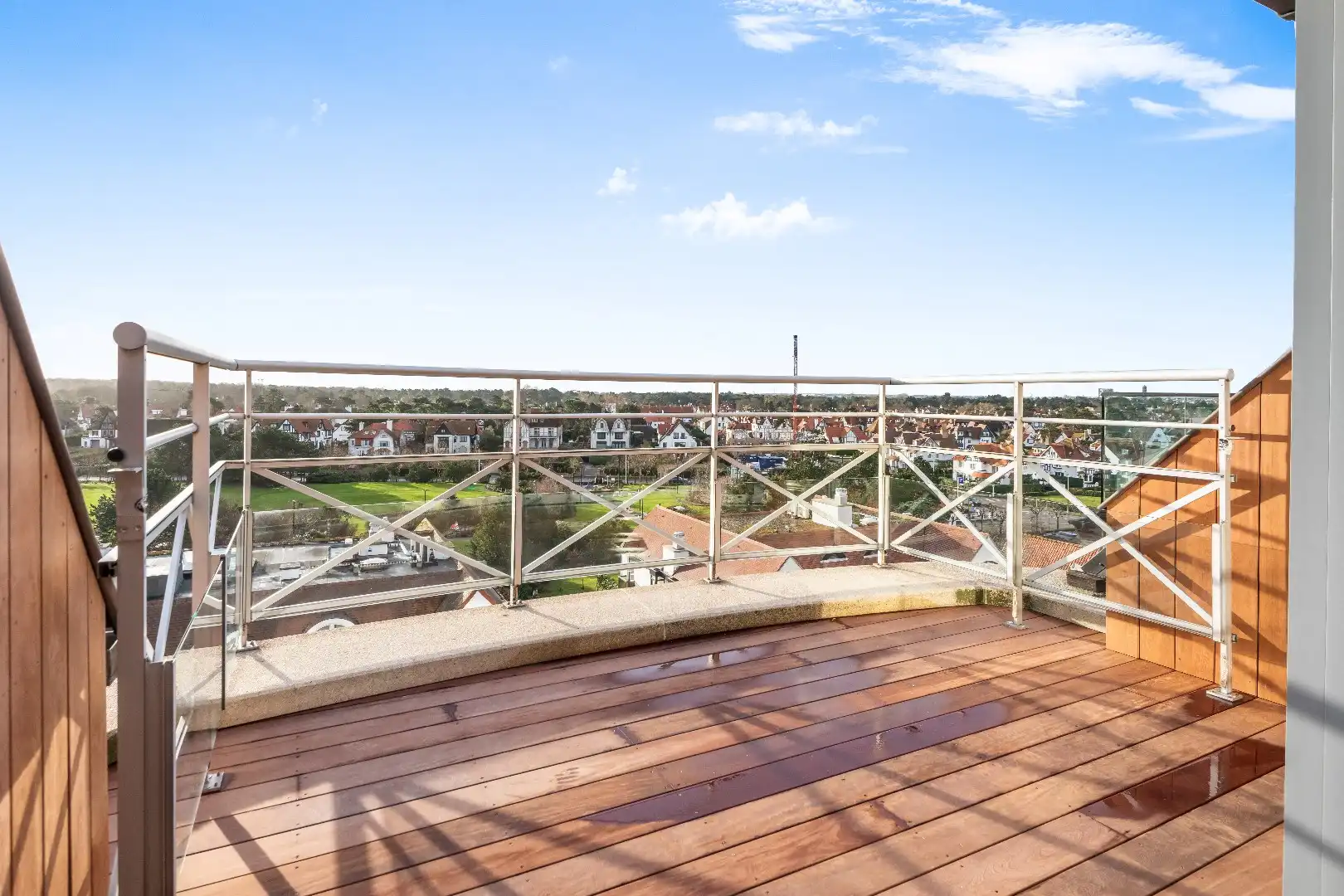 Heel mooi vernieuwd duplexdakapp. met een prachtig zonneterras gelegen op de Kustlaan in hartje Zoute. foto 3