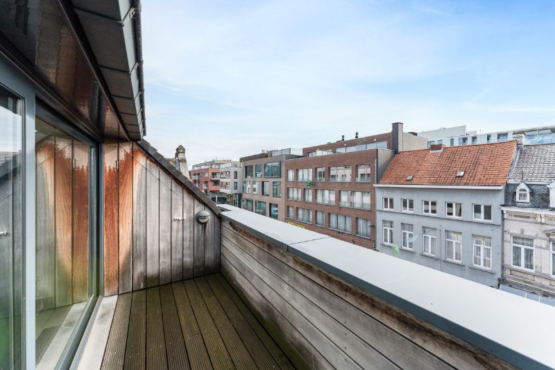 Ruim duplex dakappartement met twee slaapkamers nabij de Grote Markt foto 7