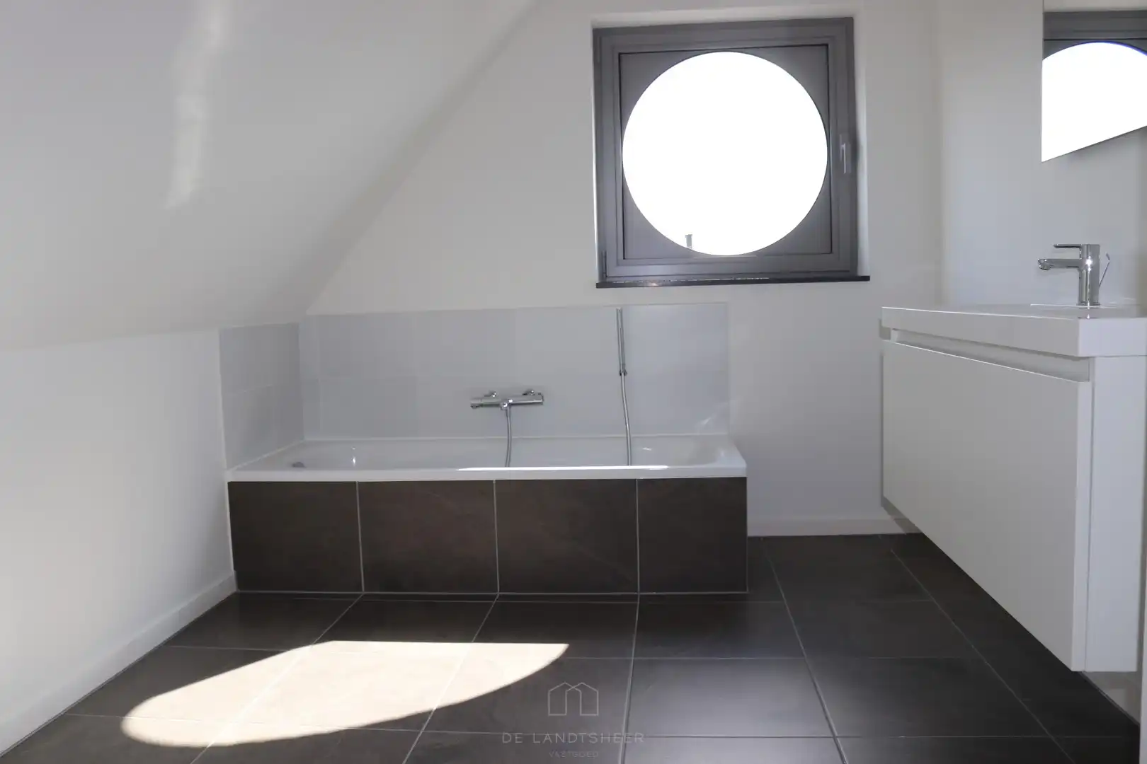 Ruim en lichtrijk duplexappartement van 129 m² met 2 slaapkamers en terras in Mariekerke foto 12
