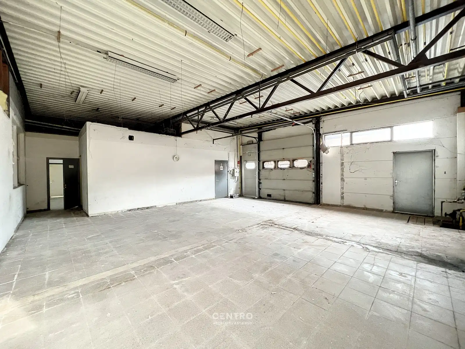 Goed gelegen LOODS/WERKPLAATS (ca.130m2) met  sectionaalpoort en 2 parkeerplaatsen te RUMBEKE. foto 8