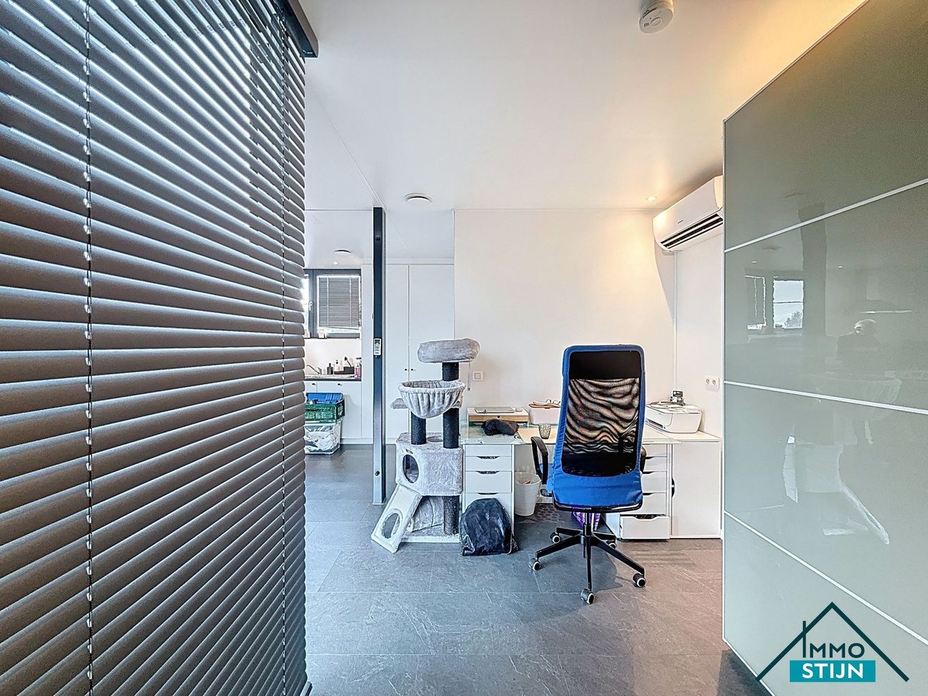Lichtrijke studio met autostaanplaats foto 6