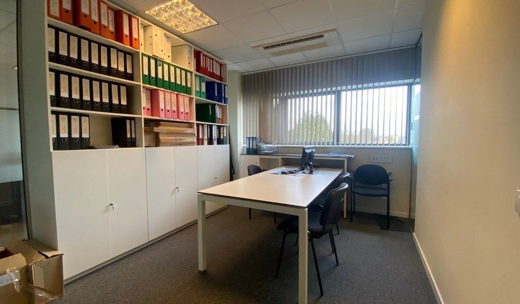 Ingedeelde kantoorruimte met visibiliteit te huur in Sint-Martens-Latem foto 9