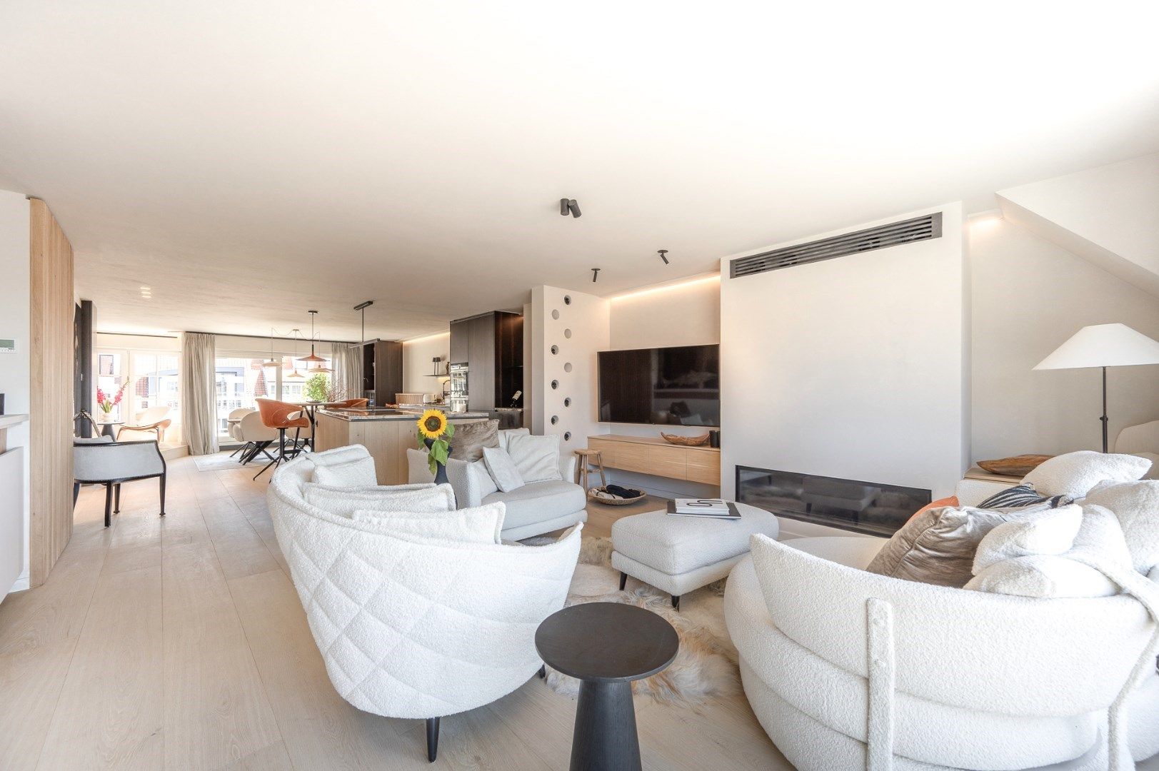 Luxueus gerenoveerd duplex dakappartement met mooie zonneterrassen gelegen in het centrum van Knokke. foto 4