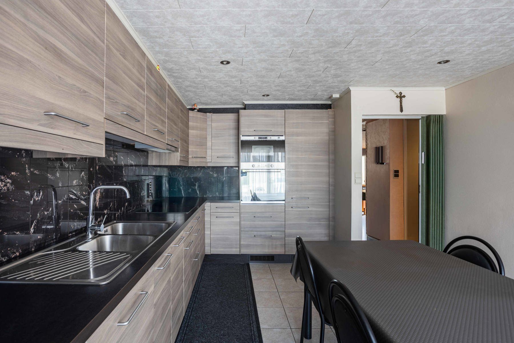 HOB met ruime garage gelegen in een rustige woonwijk foto 11