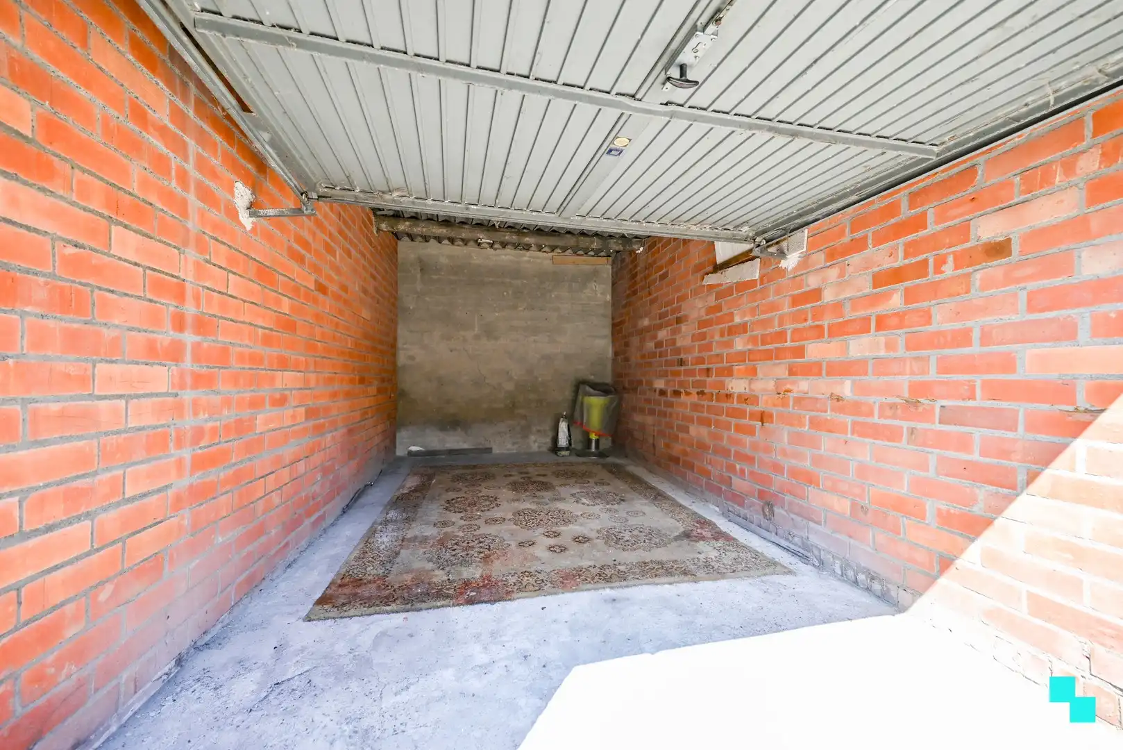 Centraal gelegen garagebox te Izegem foto 4