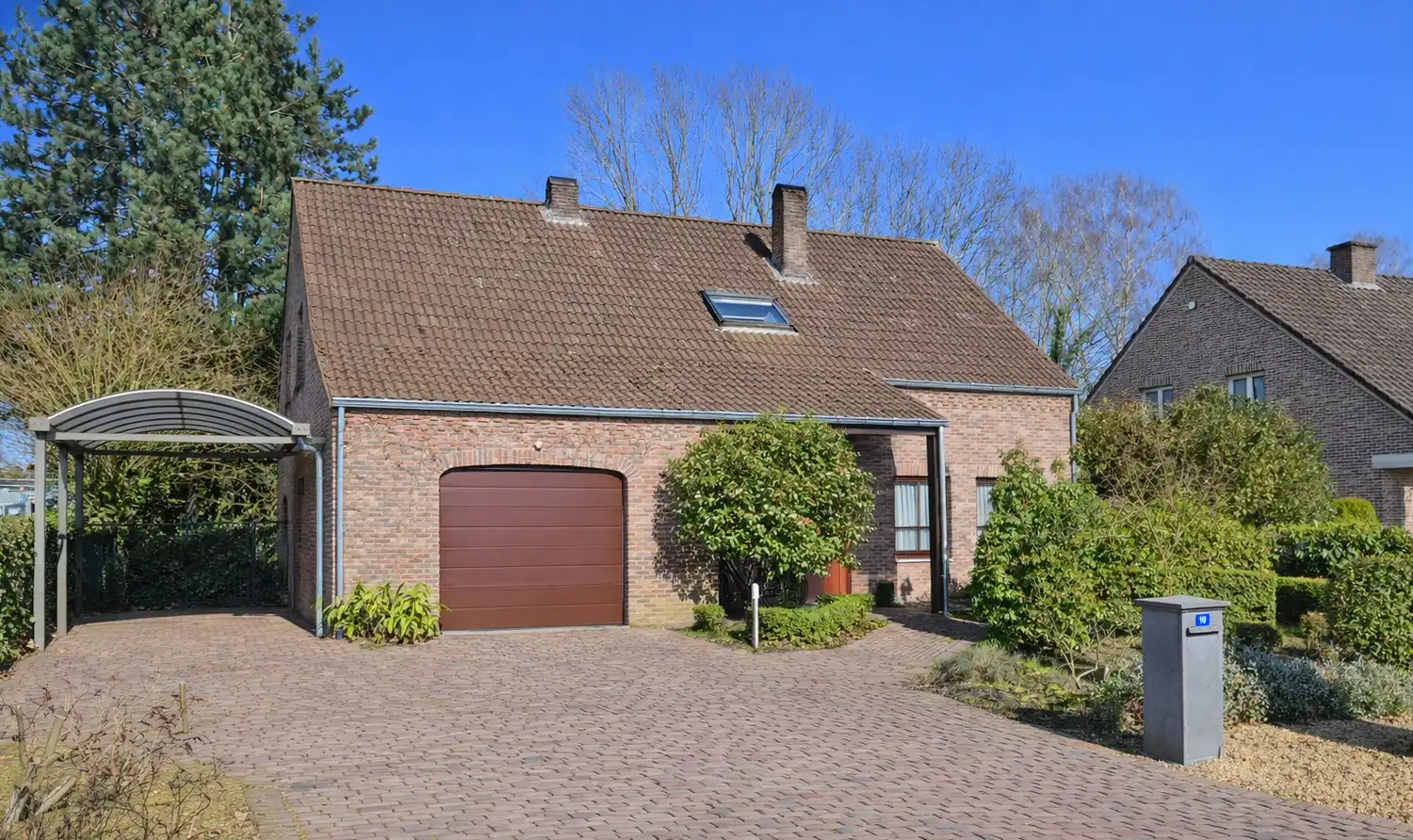 Vrijstaande woning op idyllische dreef, aan de rand van het bos – vlak bij Maastricht foto {{pictureIndex}}
