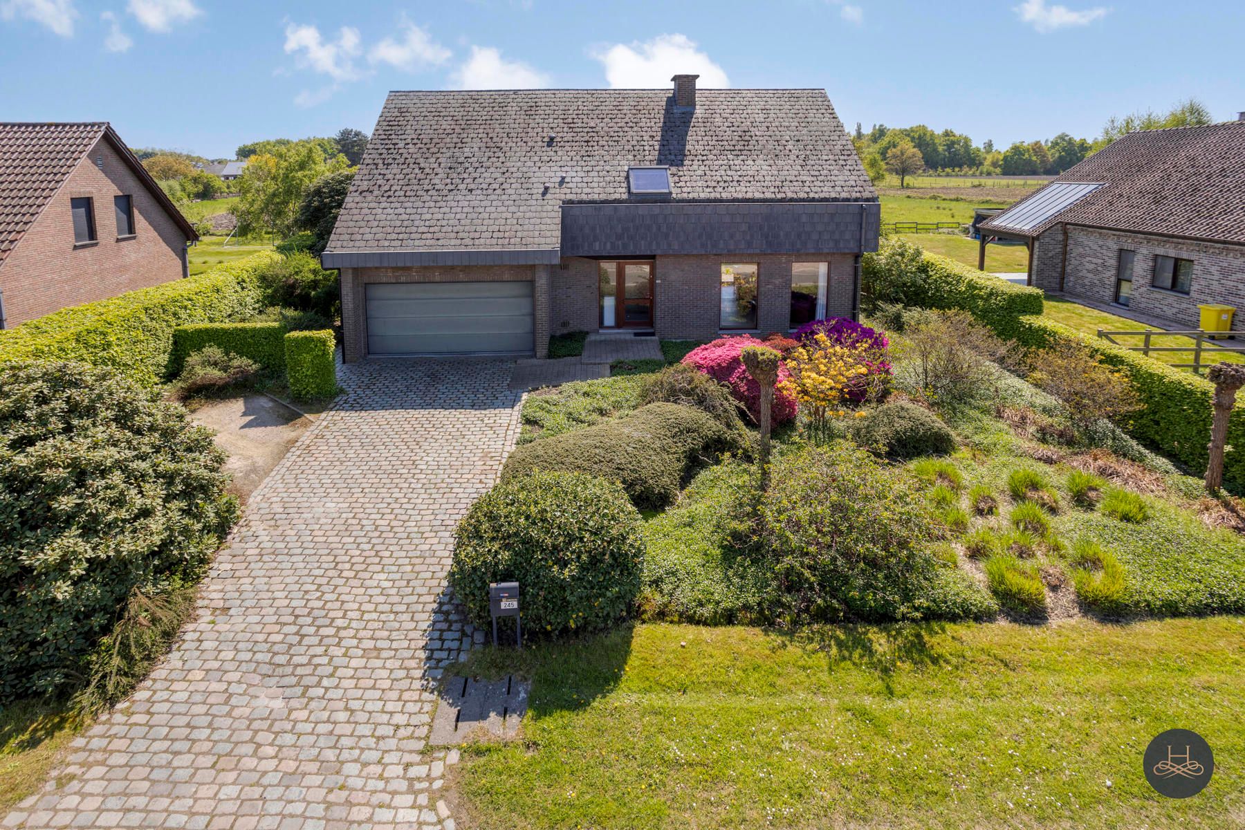 Vrijstaande woning met prachtig aangelegde zuidgerichte tuin foto 2