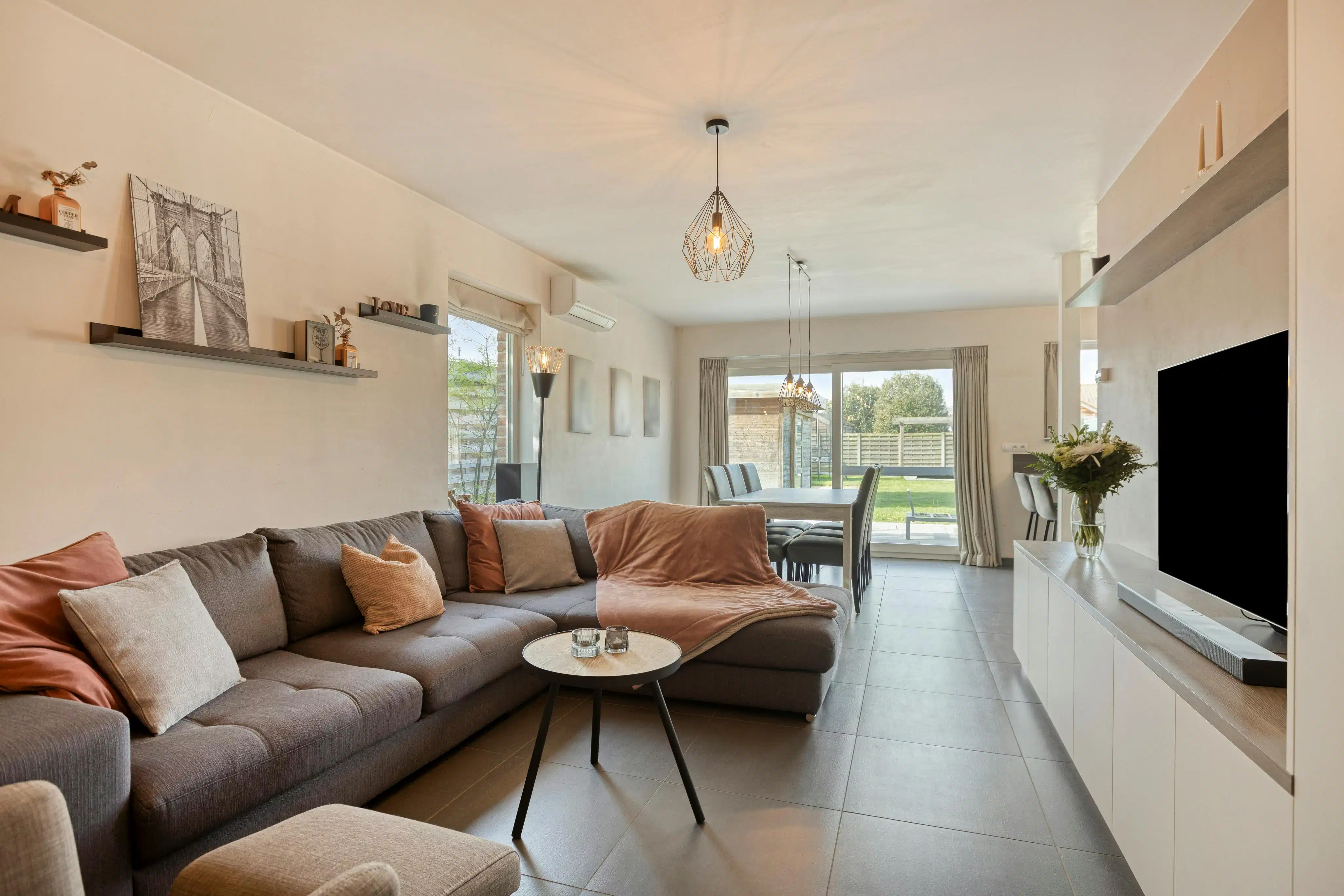 Halfopen huis te koop in Ieper met 3 kamers, garage en tuin foto 6