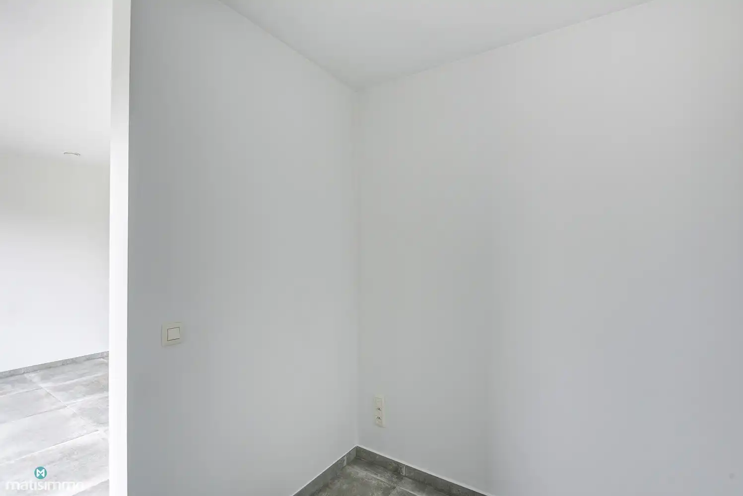 VOLLEDIG AFGEWERKTE EN GESCHILDERDE NIEUWBOUWWONING (EPB E10) MET 3 SLAAPKAMERS, 2 BADKAMERS, 2 GARAGES, KELDER EN AANGELEGDE TUIN IN WERM foto 6