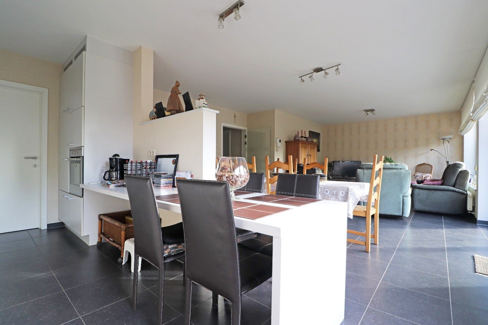 Verzorgd appartement met autostaanplaats foto 3