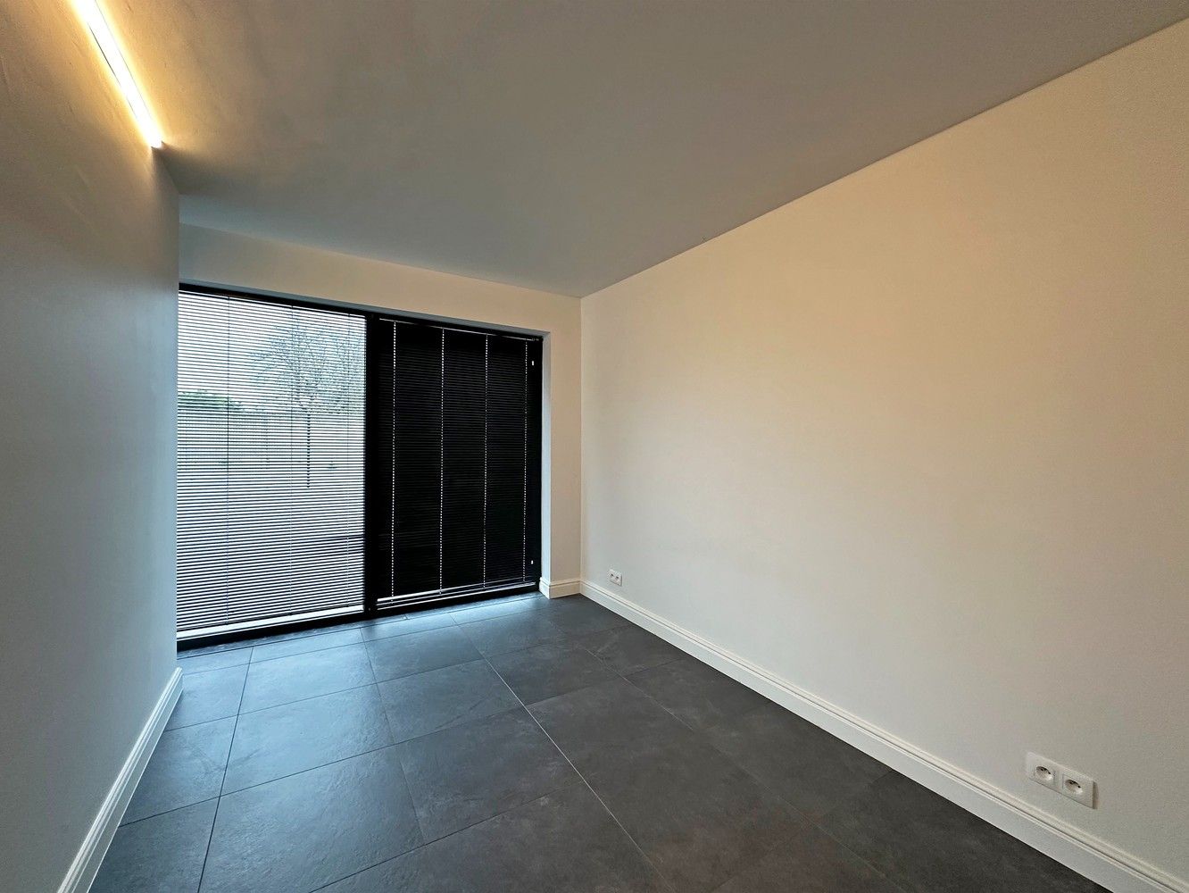 Ruim, gelijkvloers appartement met 2 slaapkamers, terras en een autostaanplaats! foto 7