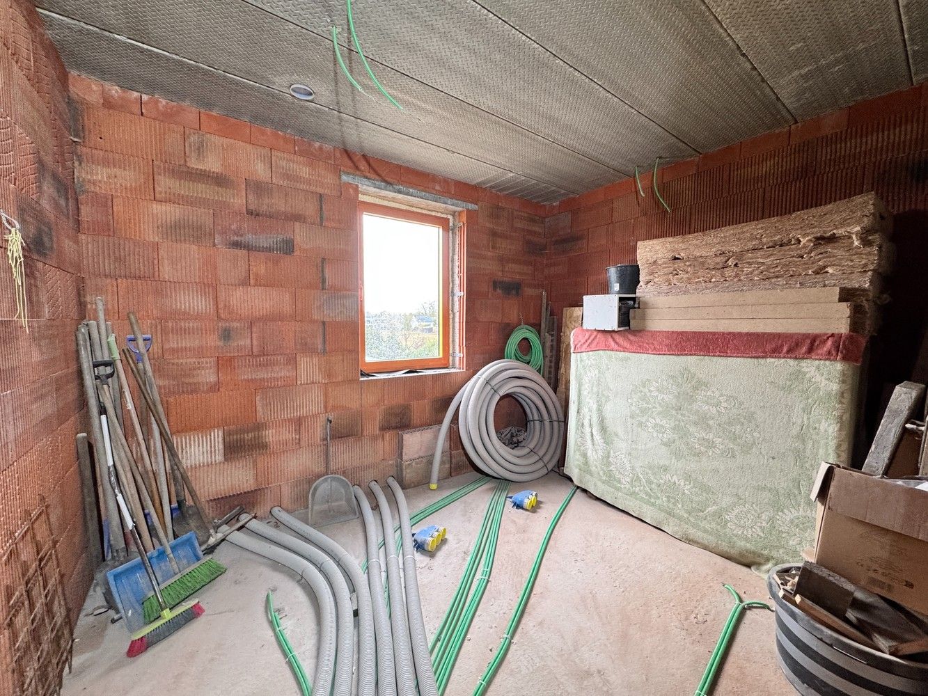 🏡  Casco woning met bijbouw op royaal perceel van 15a foto 12