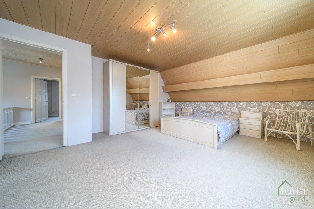 POPERINGE: Voormalige burgemeesterswoning doorprikt van charme, historie en karakter met 6 slpks en 4 badk., garage en meerdere parkeerplaatsen met een betoverende tuin op 1.521m² grondopp. foto 20
