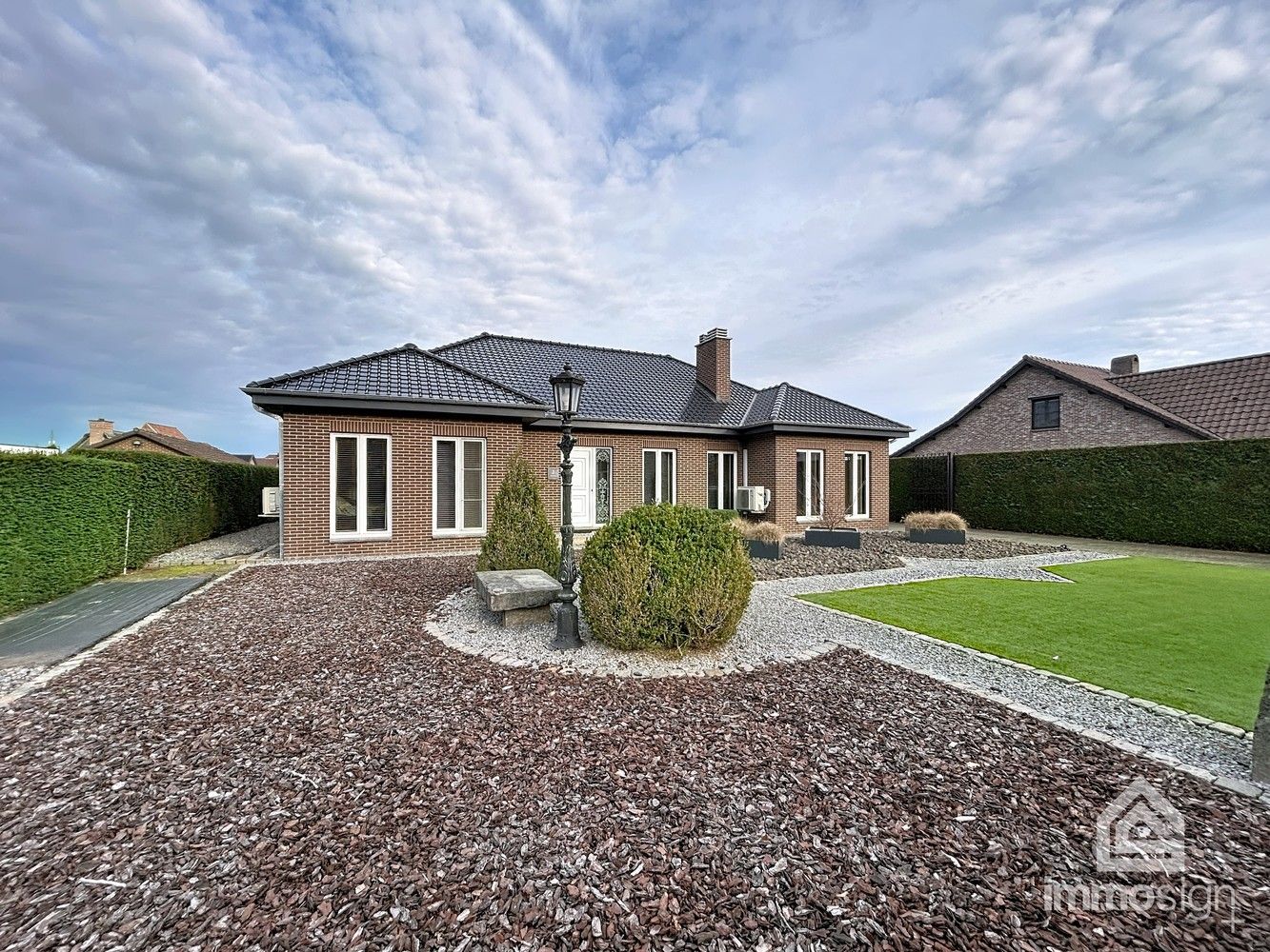 Karaktervol landhuis op 2318 m² in groene, rustige omgeving foto {{pictureIndex}}