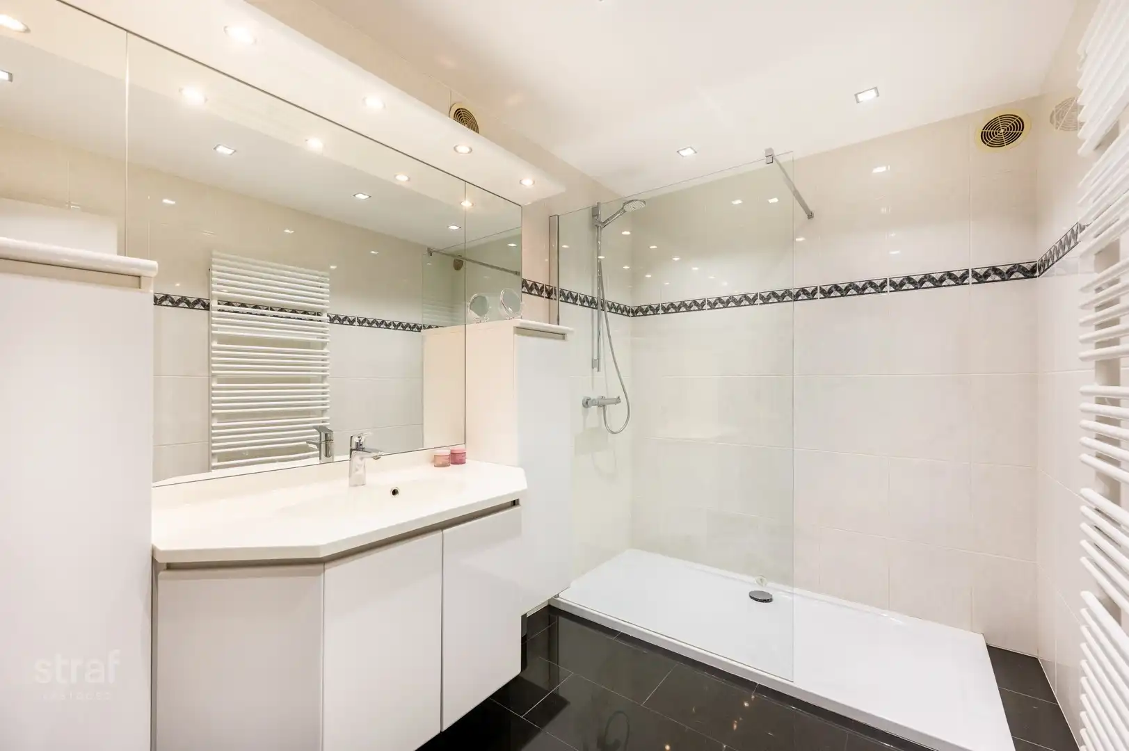 Ruim hoekappartement met 2 terrassen, garagebox, EPC B en topligging op Linkeroever foto 11