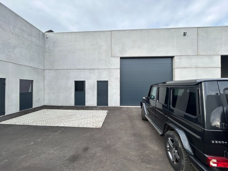 Moderne KMO-unit van 287 m² op toplocatie met 2 parkeerplaatsen foto {{pictureIndex}}