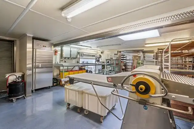 VEELZIJDIG HANDELSPAND MET WOONST EN INGERICHTE BAKKERIJ! foto 12
