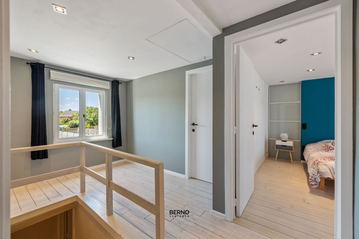 Instapklare rijwoning met 3 slaapkamers, ruime garage en zongerichte tuin. foto 13