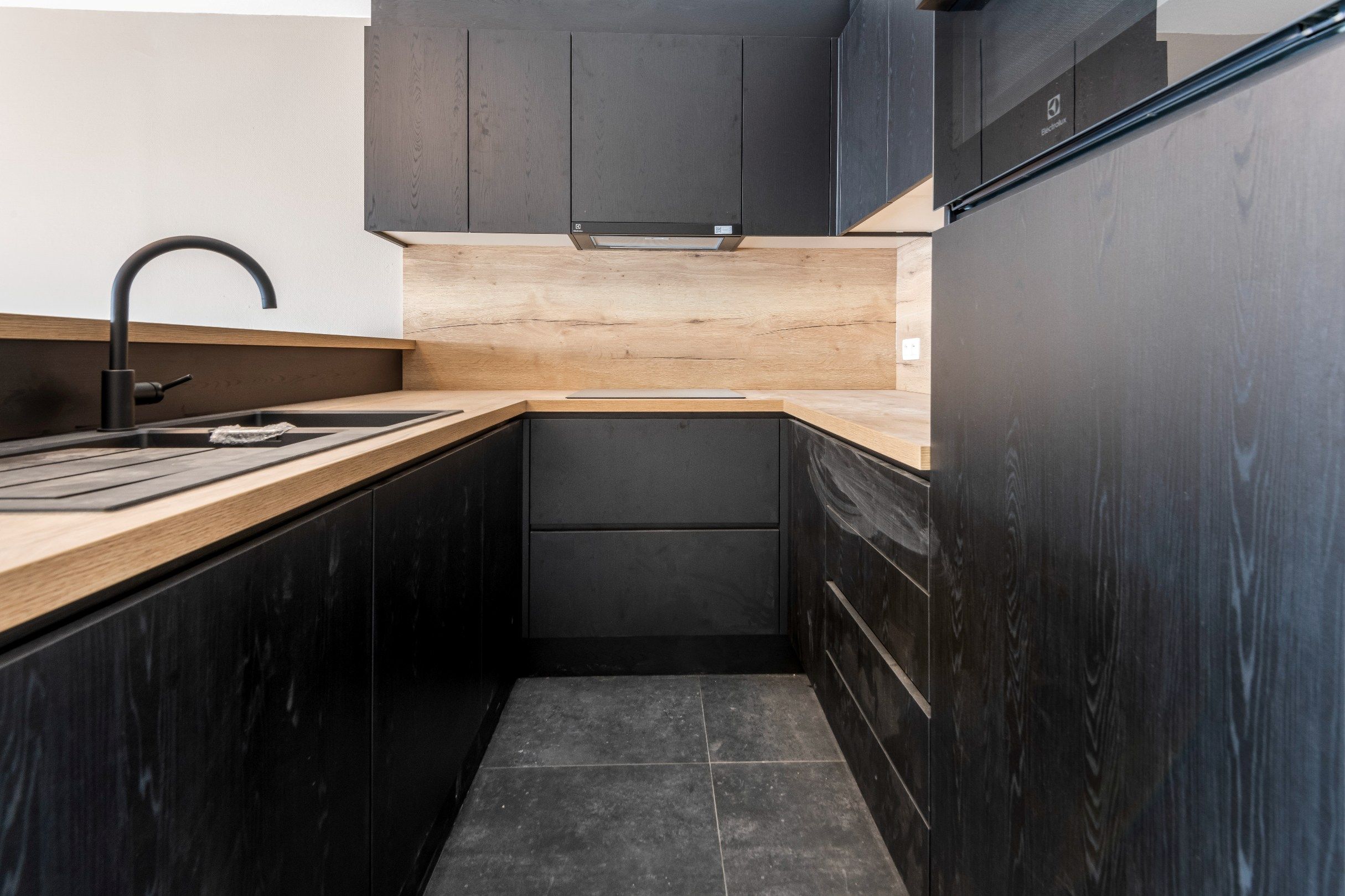 Aangenaam duplexappartement in een kleine residentie centraal gelegen vlakbij de winkels van de Lippenslaan. foto 5