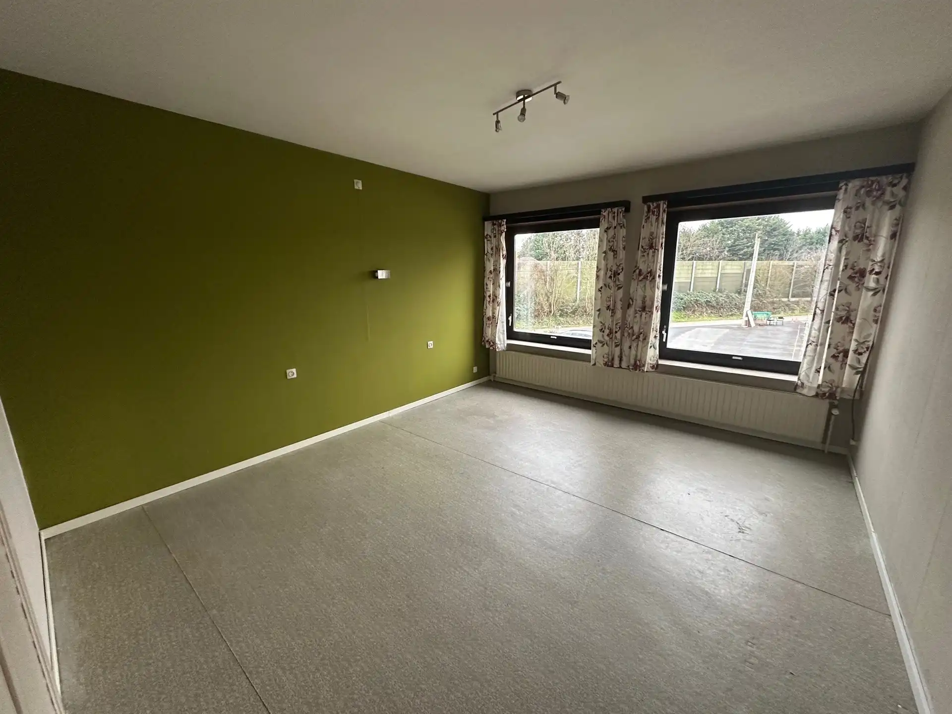 Ruim appartement met 3 slaapkamers boven handelszaak, vlot bereikbaar gelegen foto 6