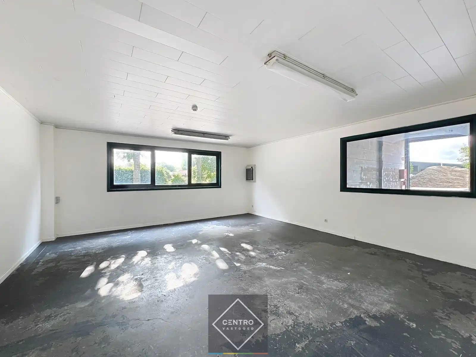Instapklaar magazijn (600 m2) met mezzanine en geïntegreerd kantoor langs de N8 te Elverdinge (Ieper). Ambachten toegestaan ! foto 4