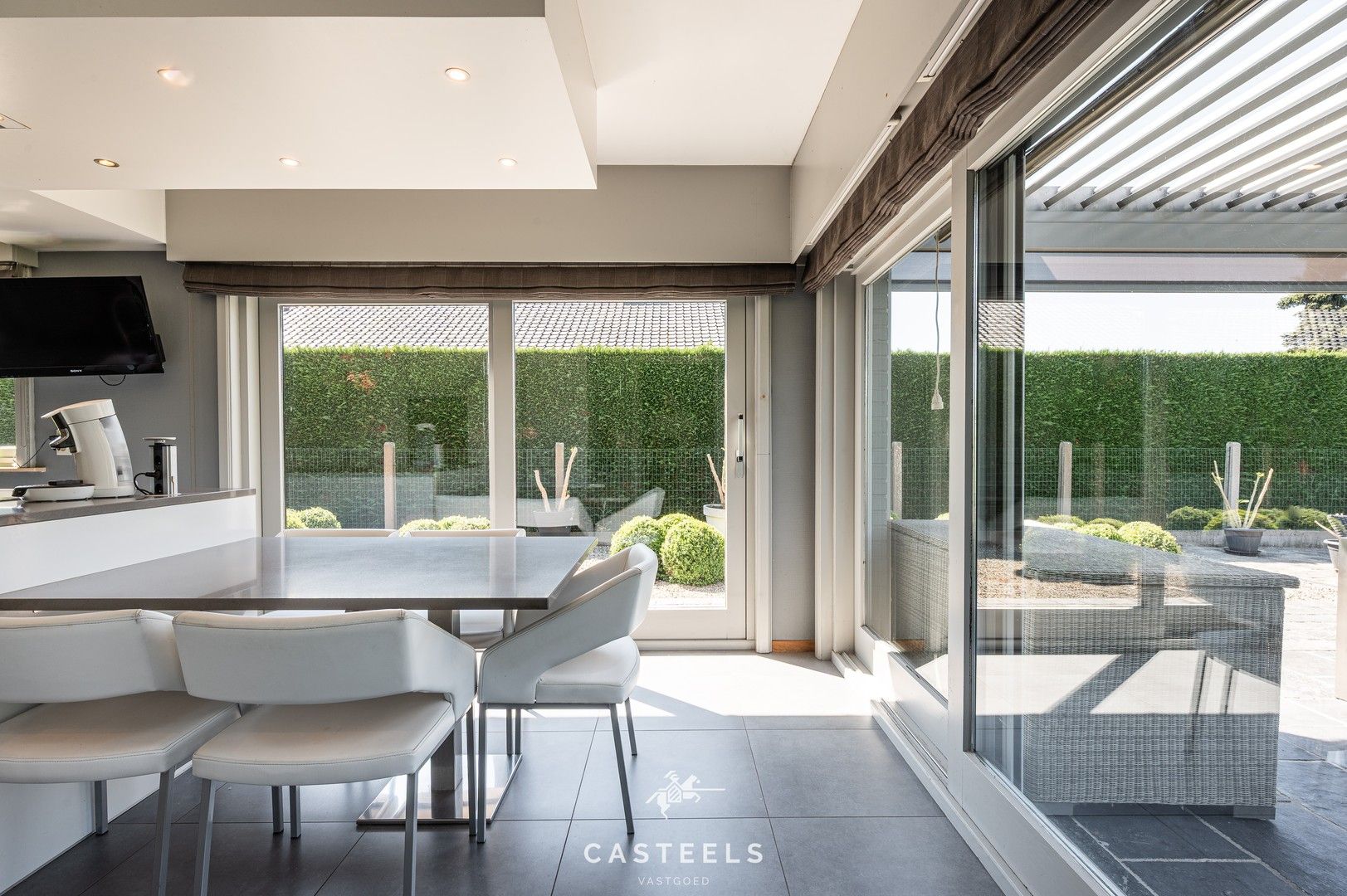 Instapklare bungalow met potentieel op prachtig perceel te koop foto 4