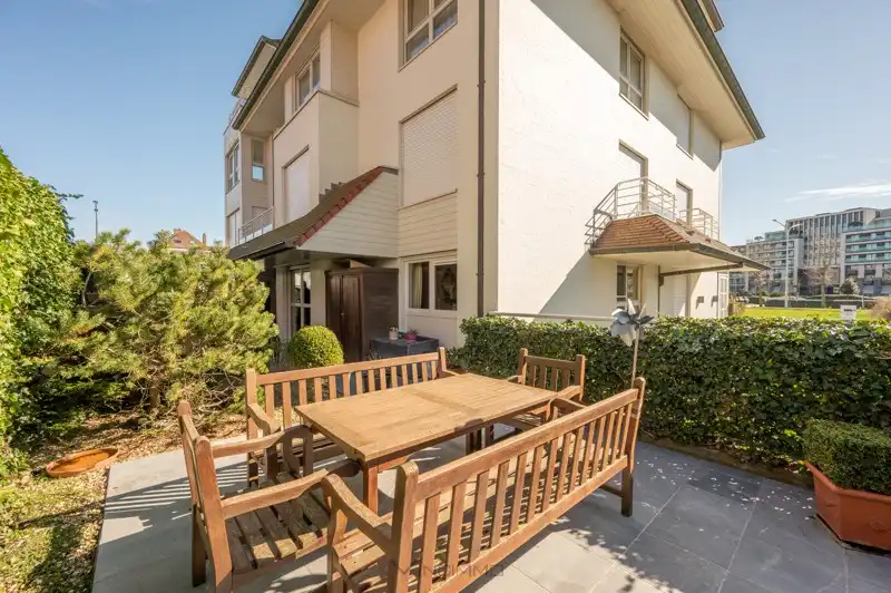 Vincimmo stelt u dit verzorgd gelijkvloers appartement met tuin voor, gelegen vlak bij het casino van Knokke. foto 2